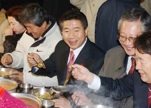 Roh Moo-hyun, then a presidential candidate for the Millennium Democratic Party, eats barley rice during a campaign stop in Daegu in 2002. Korea Times file