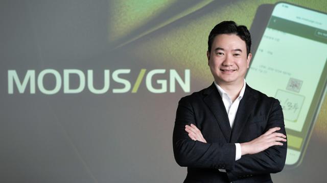 이영준 모두싸인 대표가 서울 세종로 한국일보사에서 인터뷰를 하며 전자서명 서비스에 대해 설명하고 있다. 임지훈 인턴기자