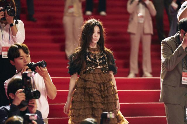 A scene from “Can This Love Be Translated?” shows Mu-hee appearing as Do Ra-mi at an award ceremony. Courtesy of Netflix