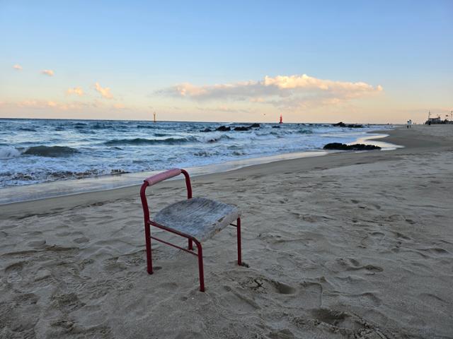 A chair sits on Eodal Beach in Donghae, Gangwon Province, on Feb. 7. Korea Times photo by Shin Eun-byul
