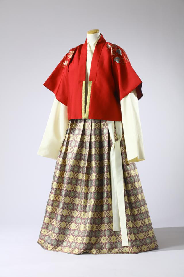 A Goryeo-style formal daywear outfit for upper-class women presented by Choi Jeong at her exhibition in June 2023 / Courtesy of Choi Jung