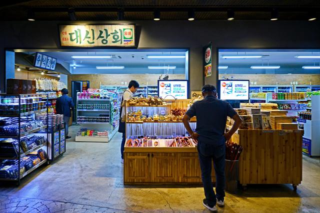 Inside a convenience store at Samguk Yusa Gunwi Service Area on the Sangju–Yeongcheon Expressway, famous for its retro interior evoking the 1970s. A sign reading “Daesin Store” stands out. Courtesy of the Korea Tourism Organization
