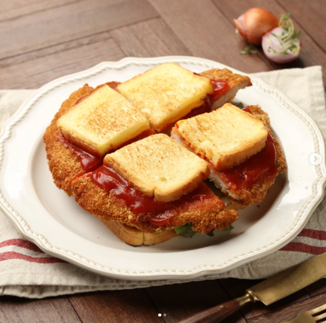“Cheese Sine-so (schnitzel),” a signature menu item at Hanmi Restaurant in Chilgok Service Area on the Gyeongbu Expressway / Captured from Hanmi Restaurant’s Instagram account