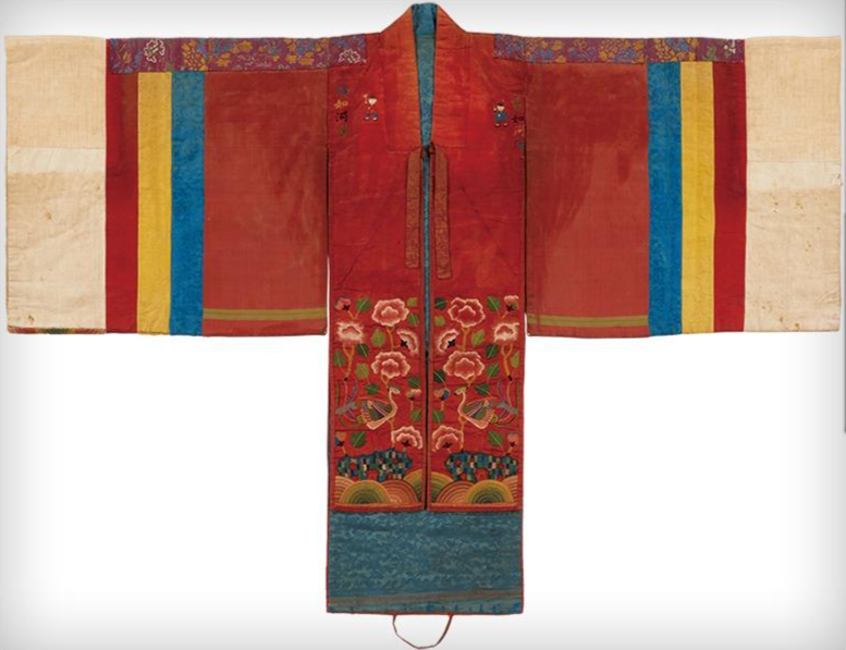A hwarot bridal robe from the early 20th-century Joseon held by the Los Angeles County Museum of Art / Captured from the National Palace Museum of Korea