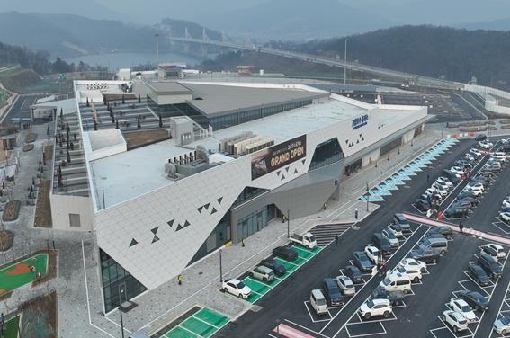 Gosam Lake Service Area on the Sejong–Pocheon Expressway, which officially opened on Feb. 7, is drawing positive responses for its spacious and comfortable facilities. Courtesy of Korea Expressway Corp. Seoul–Gyeonggi Headquarters
