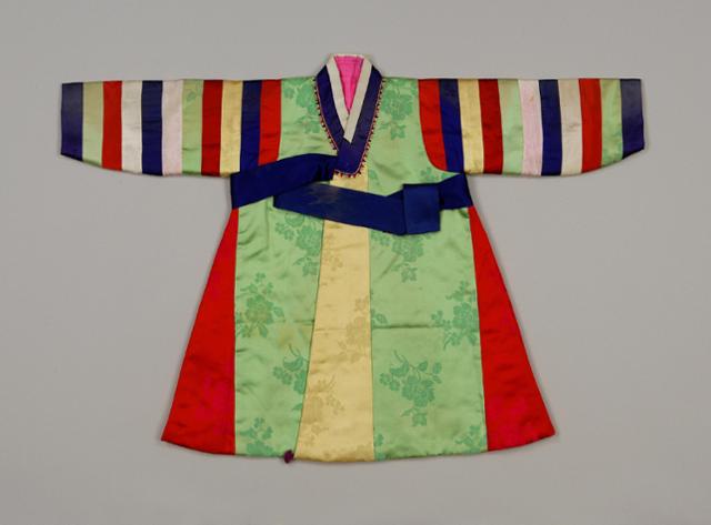 A kkachi durumagi colorful striped Korean overcoat for girls paired with a three-piece norigae ornament, the kind described in late-Joseon Lunar New Year attire