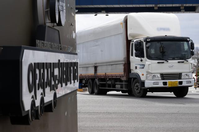 노조에 반대하는 목소리도 들리지만 로봇 도입은 계속 논의 중 / 코리아타임스 사진