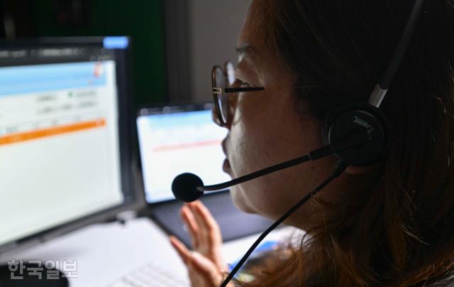 Kim Hyun-ju, a customer service consultant at KB Kookmin Bank, reenacts a call center consultation at the Hankook Ilbo office. Korea Times photo by Kang Ye-jin