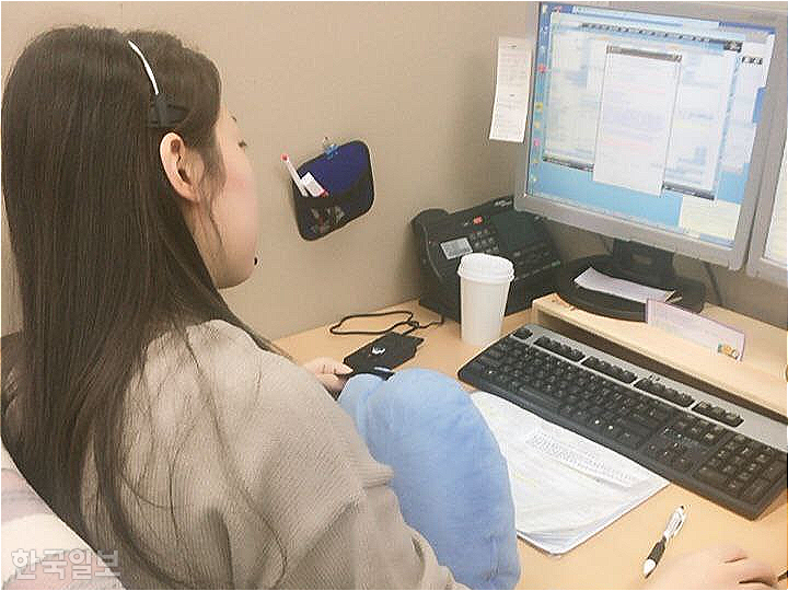 A call center consultant handles customer inquiries. Courtesy of the Call Center Workers’ Union 