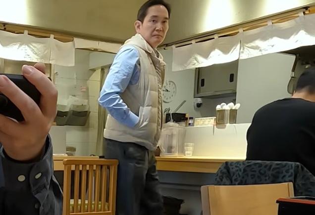 A man believed to be Samsung Electronics Chairman Lee Jae-yong stands up after finishing a meal at a ramen restaurant in Kyoto, Japan, in footage from YouTube channel Fogmin. Captured from YouTube 