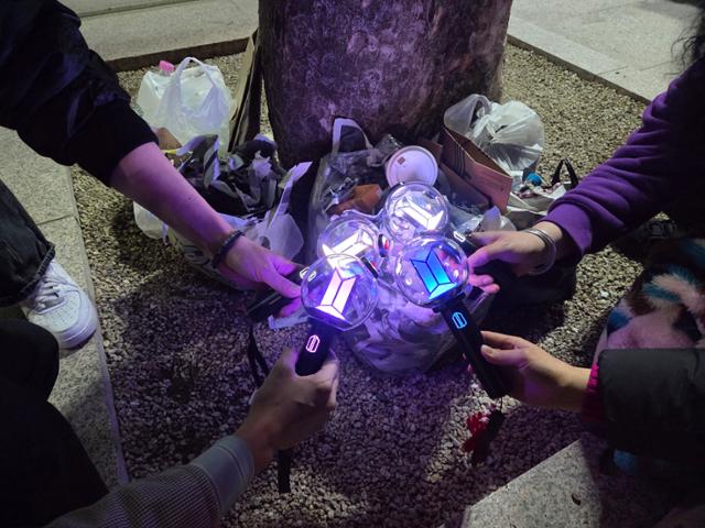 ARMY cleans up after BTS concert at Gwanghwamun