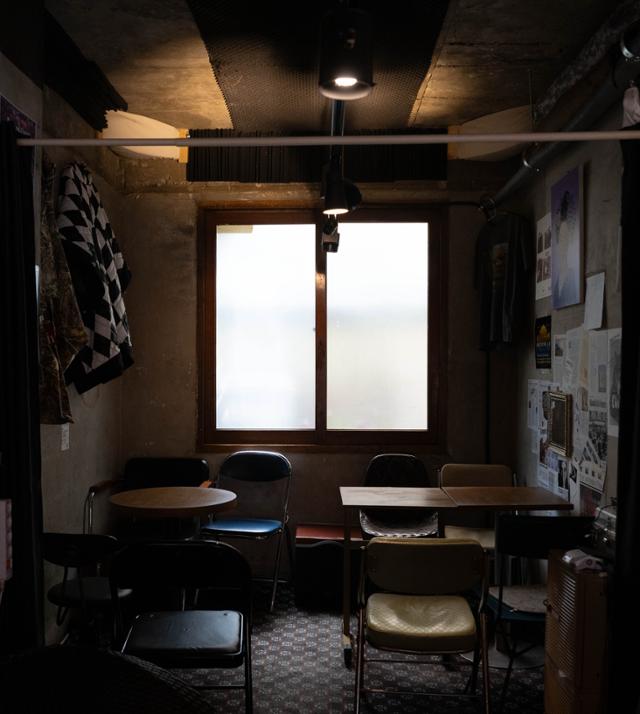 A small room at Mulheureudeut in Dongmyeong-dong, Dong District, offers a quiet retreat. Korea Times photo by Lee Han-ho 