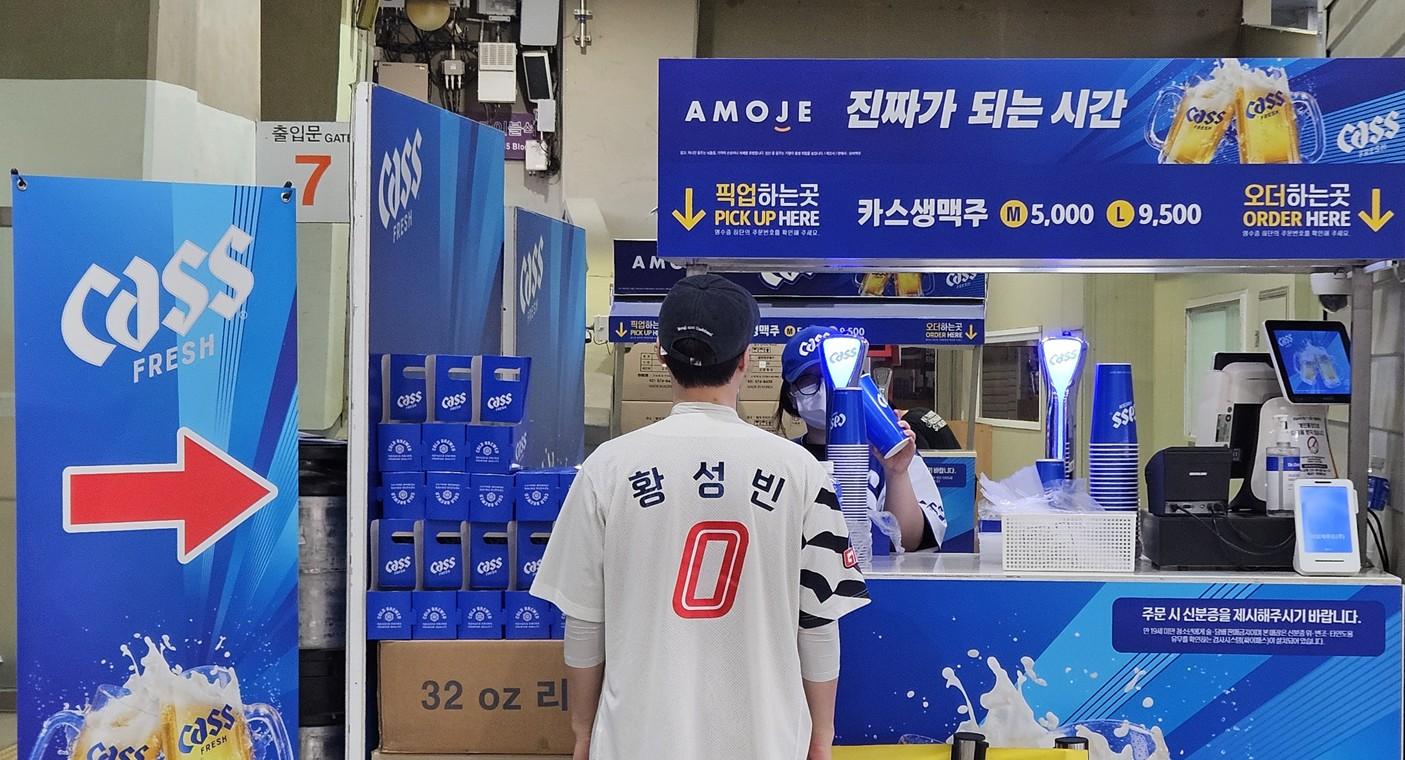 Draft beer is served in disposable cups at Jamsil Baseball Stadium in Seoul,  May 16, during a 2026 Korea Baseball Organization League game between the Lotte Giants and LG Twins. Korea Times photo by Kim Hyung-jun  