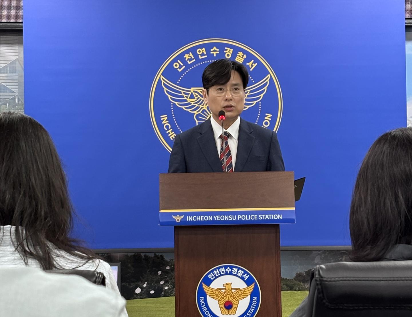 Lee Heon, head of the detective division at Yeonsu Police Station in Incheon, briefs reporters on June 19 about the investigation into a case in which a nursing hospital patient's severed leg was found at a resource recovery center in Songdo. Korea Times photo by Lee Hwan-jik