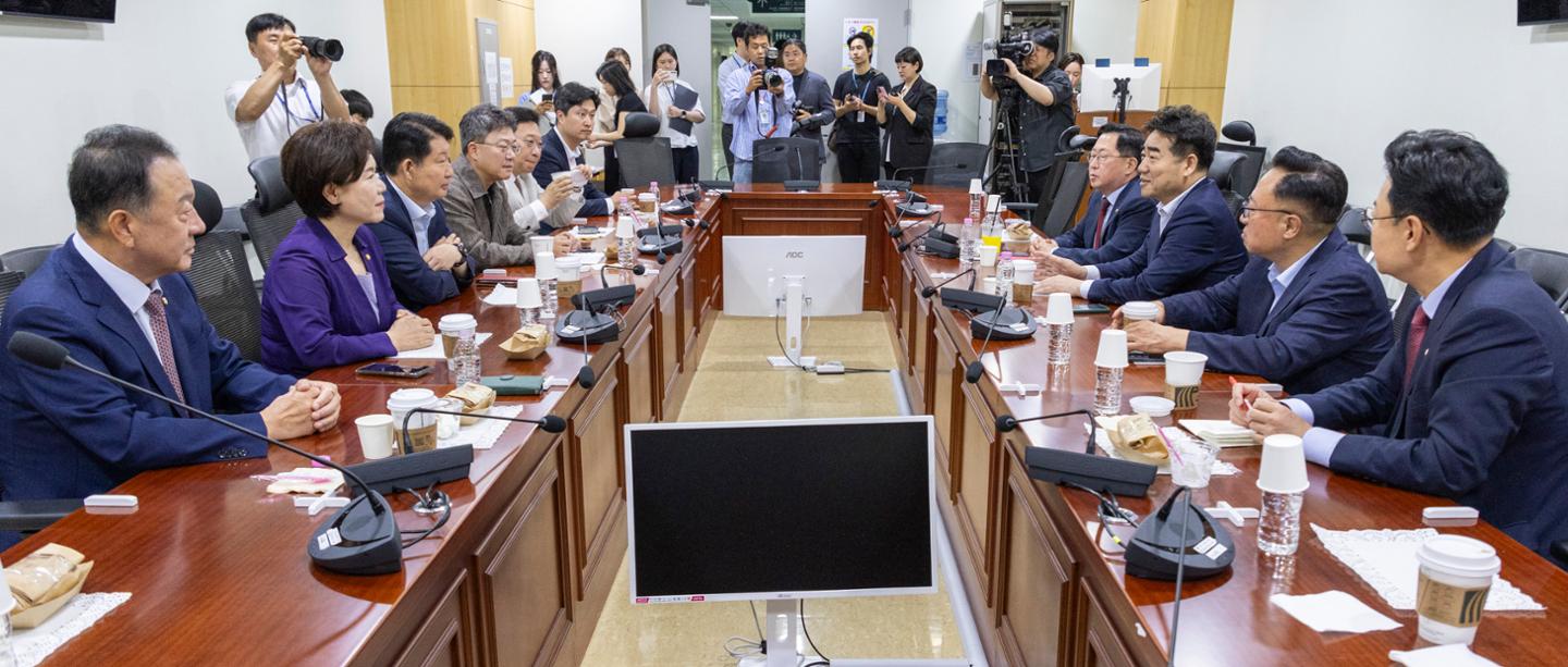 상승세 꺾인 지지율... 반성보단 싸움 택한 국힘, 지난 대선 되풀이하나-정치ㅣ한국일보