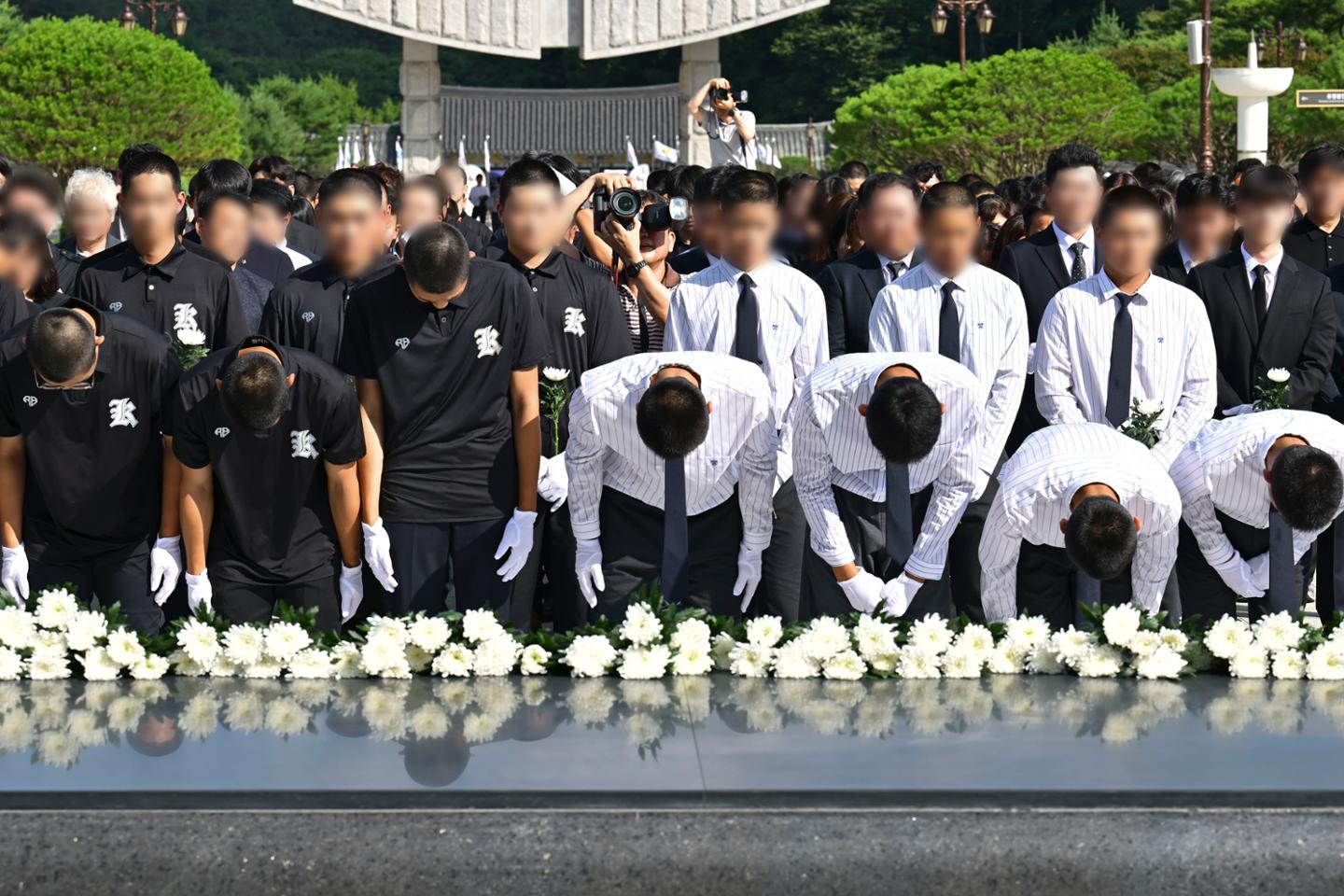 Players from Gwangju Jeil High School and Paichai High School pay their respects at the May 18 National Cemetery in Gwangju on July 6. Korea Times photo by Kang Ye-jin