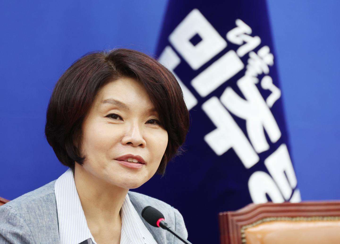 국회에서 간담회를 하는 한정애 더불어민주당 정책위의장