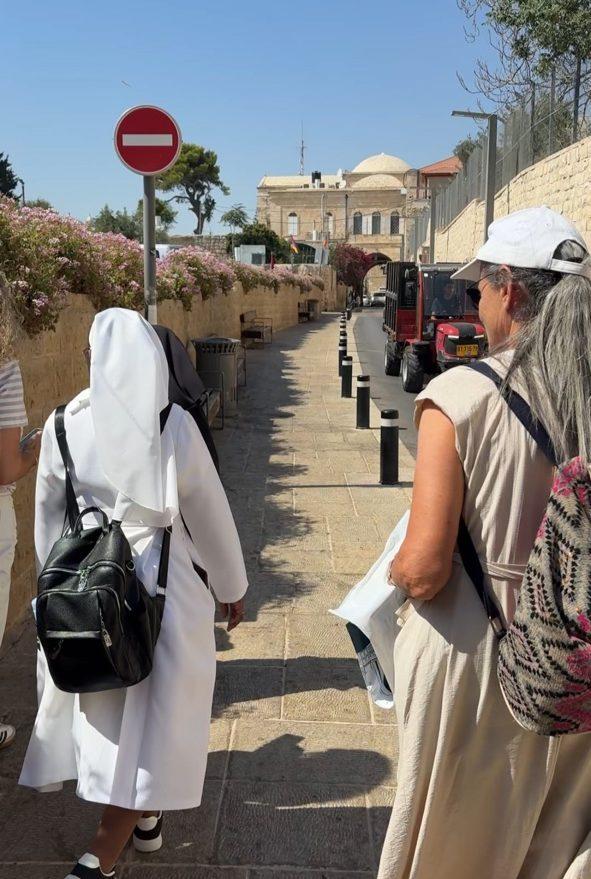 Yisca Harani, right, founder of the Religious Freedom Data Center (RFDC), accompanies nuns on their way home in Jerusalem's Old City, Israel, Aug. 4. The RFDC recently began a volunteer escort program to protect clergy from harassment targeting Christians. Korea Times photo by Kim So-hee 