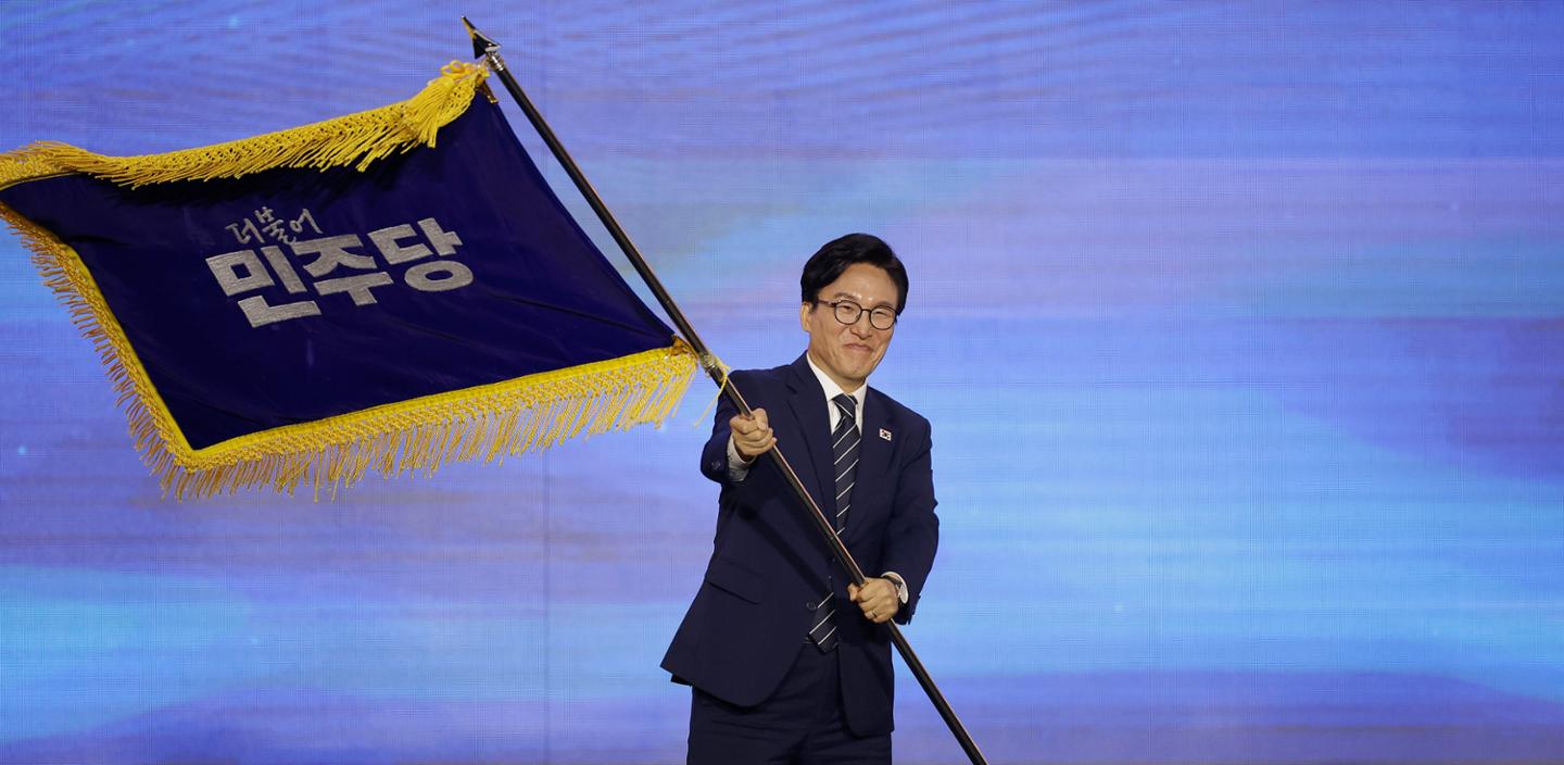 2026년 8월 민주당 전당대회 당기를 흔드는 김민석 대표