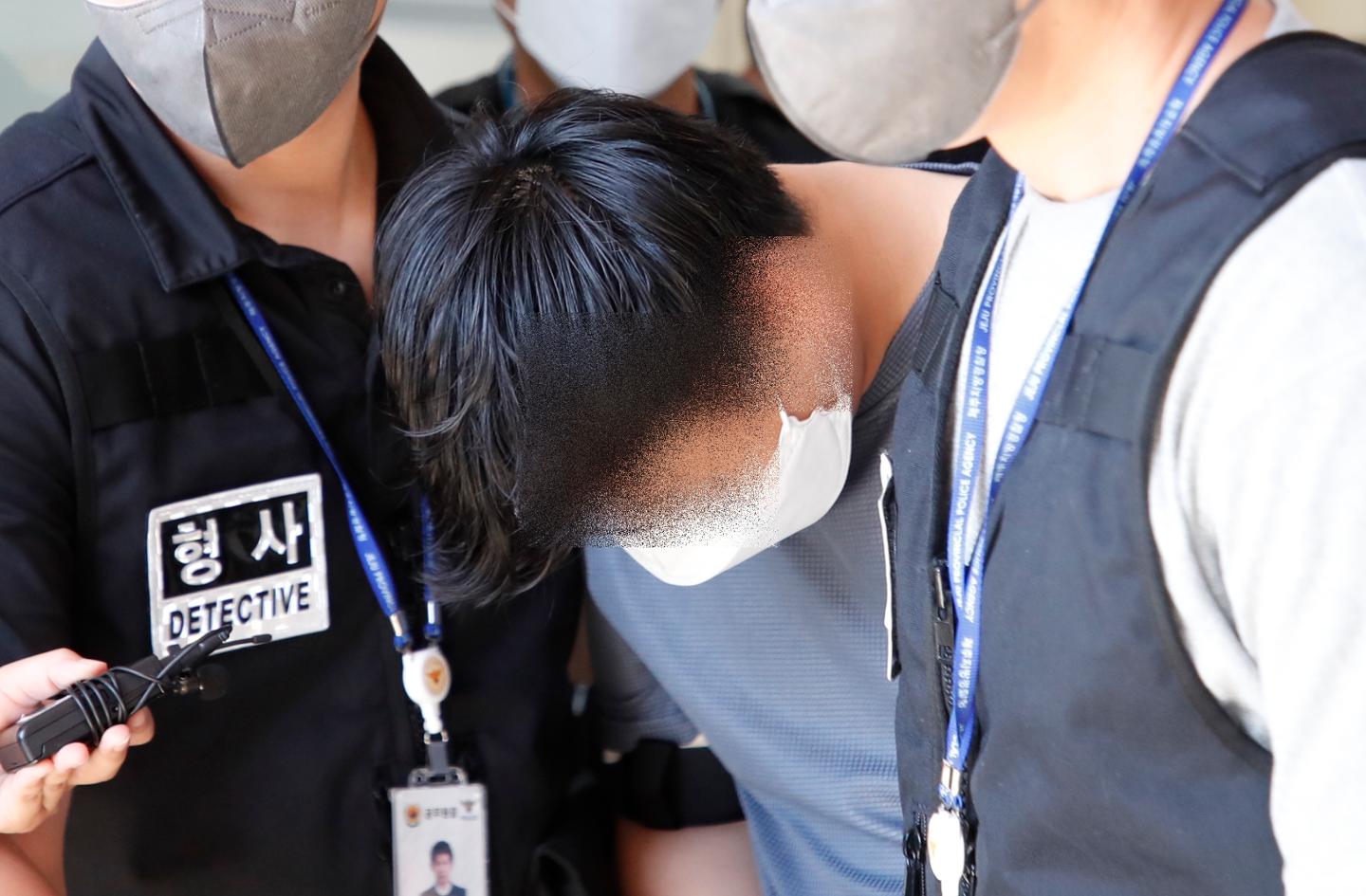 A police officer, identified only as A, leaves a detention facility at Jeju Dongbu Police Station, Monday, to attend an arrest review hearing at the Jeju District Court. The officer faces charges including dereliction of duty for allegedly falsely closing missing person cases, including that of Jang Mi-ran. Newsis 