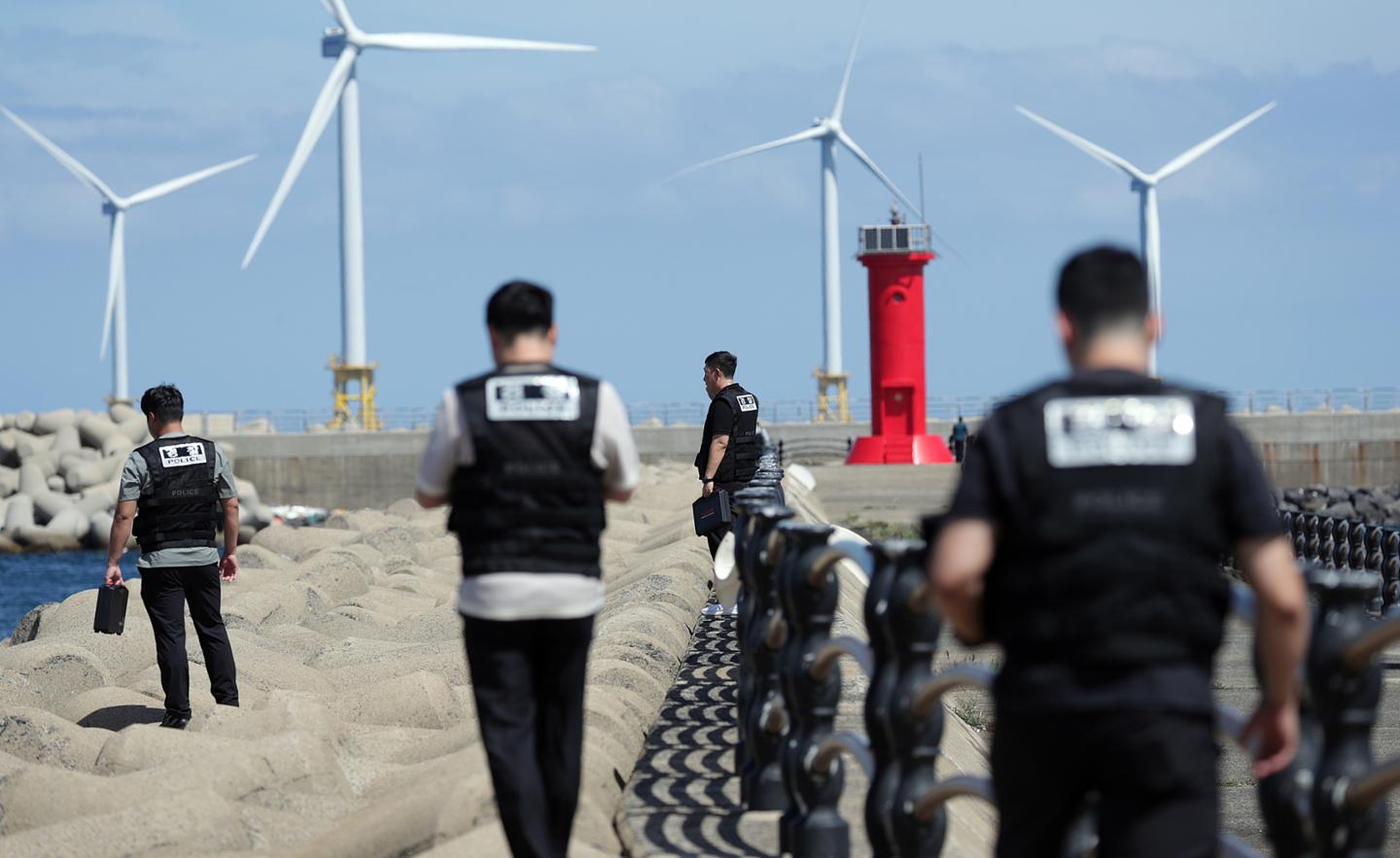 Police search along a breakwater near Hallim Port in Jeju City, Sunday, for Jang Mi-ran, 37, who was reported missing in May. Newsis 