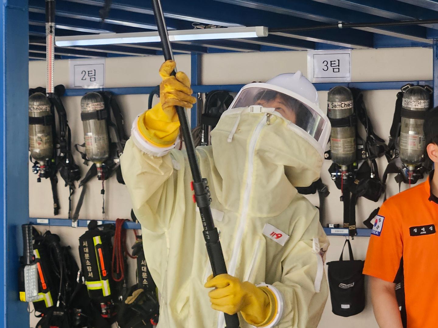 Hankook Ilbo reporter Gong Byung-sun wears protective gear and a helmet while taking part in a hornet's nest removal exercise at Seodaemun Fire Station in Seoul, Aug. 20. Korea Times photo by Gong Byung-sun