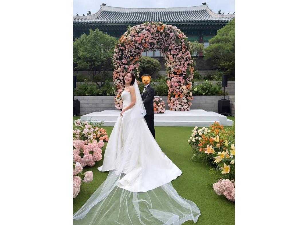 양나래 변호사 결혼 웨딩 사진 드레스 꽃 장식 야외 결혼식 전경
