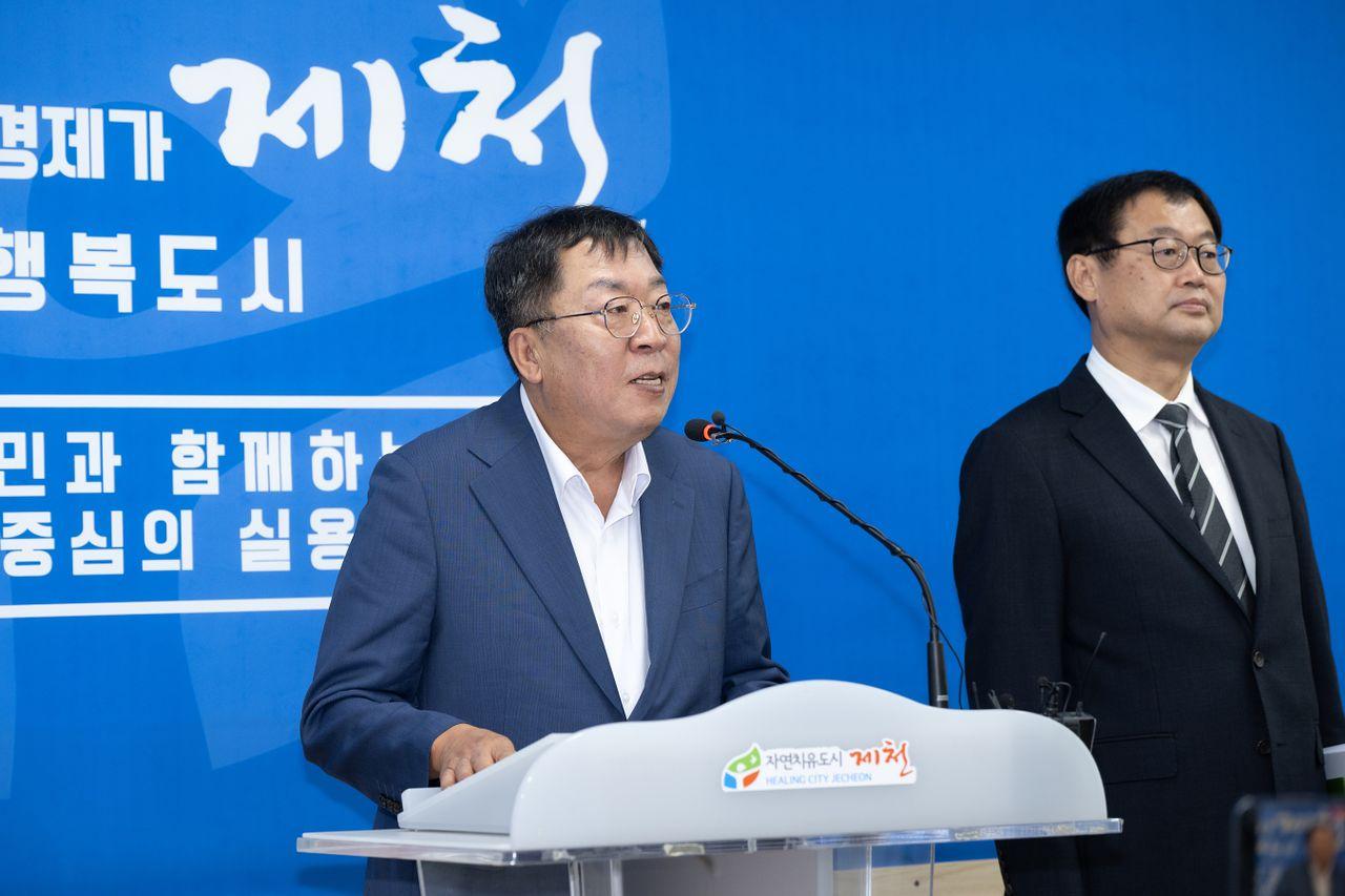 Jecheon Mayor Lee Sang-cheon explains the results of a public opinion survey on the city's bid to host a correctional facility and outlines the next steps Wednesday. Courtesy of Jecheon City