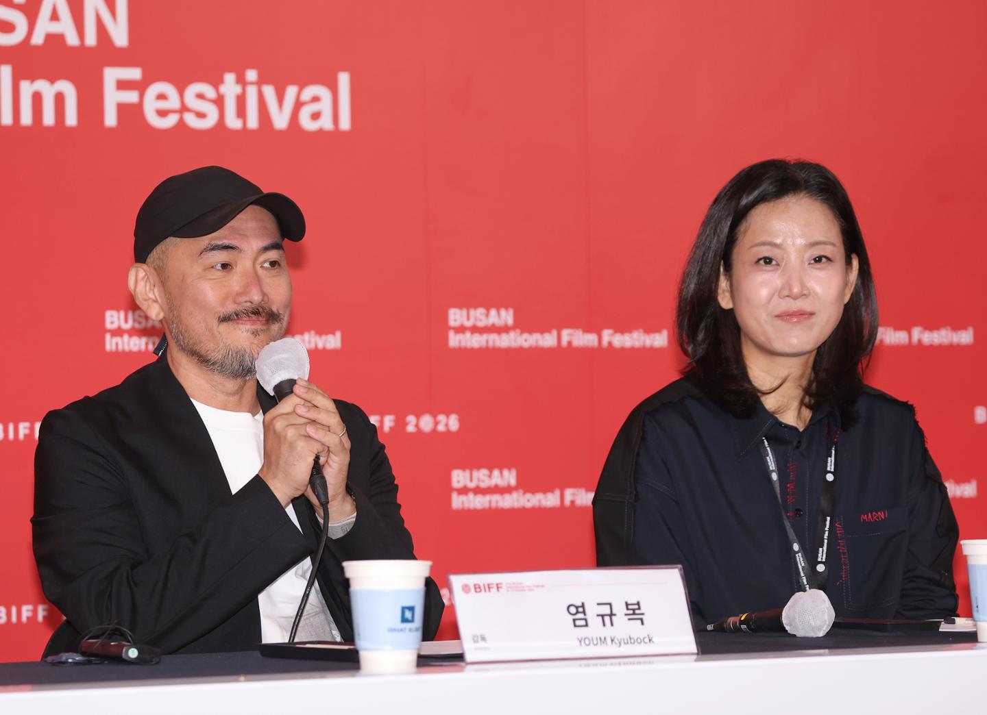 Director Youm Kyu-bock, left, and producer Jung Kyoung-hee attend a press conference for the animated film 'Long Long Night' at the Busan Cinema Center in Haeundae District, Busan, Friday. Yonhap