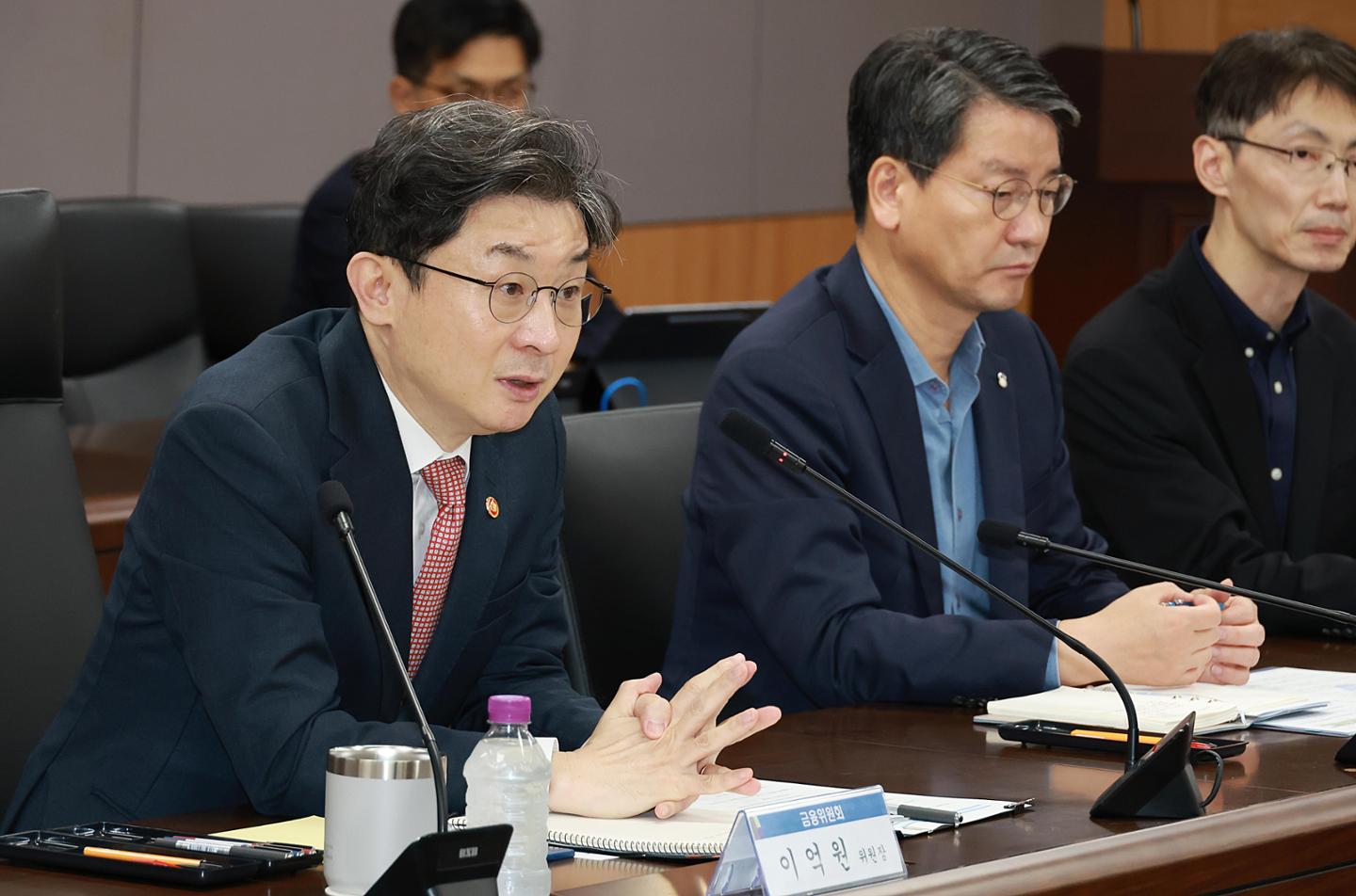 코스피 7.57% 폭락 날 비트코인은 소폭 상승, 하락폭 격차 8%포인트 이상