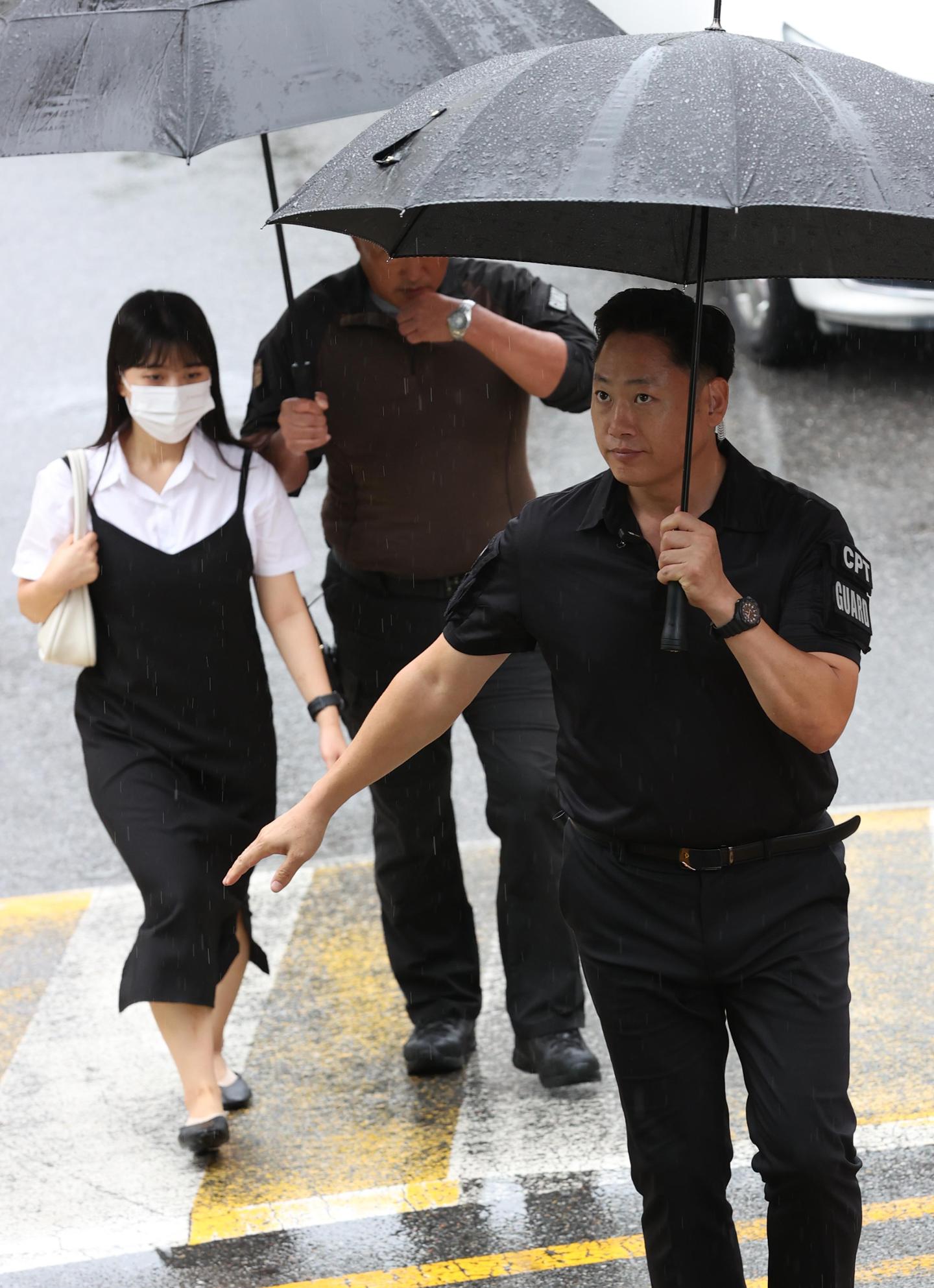 A bodyguard and a Seoul city official demonstrate a private security service provided to high-risk stalking victims. Yonhap